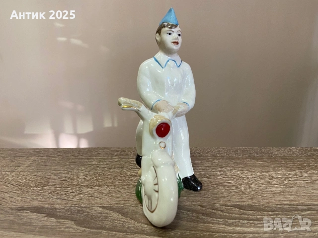 Винтидж порцеланова статуетка „Мотоциклетист“, Коростенски порцеланов завод, СССР, снимка 2 - Антикварни и старинни предмети - 53235678
