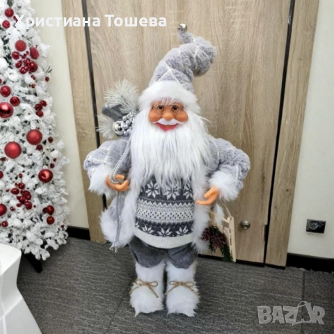 Декоративен Дядо Коледа в сиво – уют, топлина и празничен дух у дома