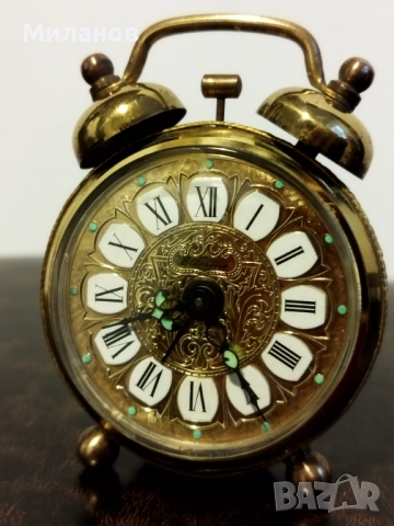 Стар механичен будилник, настолен часовник