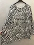 Модерна памучна еластична блуза с надписи и ефектни кристали декорация в десен зебра, снимка 2
