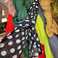 Различни шалове,цветни и едноцветни, снимка 6 - Шалове - 40298712