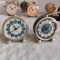 Часовник будилник Слава с крачета работещ, снимка 1 - Антикварни и старинни предмети - 44323647