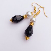 Прекрасните класически стилни обеци с тъмни капковидни кристали и бели перли с цвят злато, снимка 2 - Обеци - 30541569