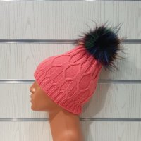 Нова зимна дамска шапка в цвят корал с шарен помпон/пух, снимка 3 - Шапки - 35479338