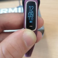 Garmin Vivosmart 4 + зарядно + кутия, документи, снимка 1 - Смарт гривни - 44415218