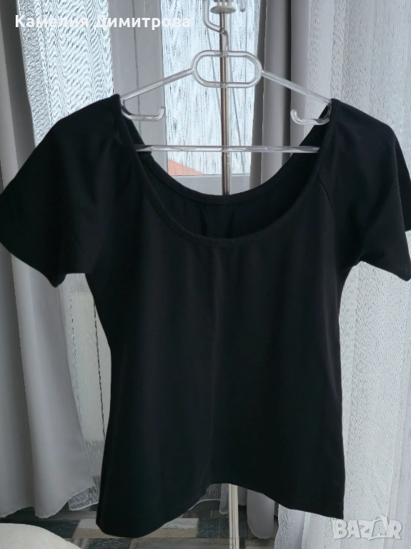 Черна къса блуза с къс ръкав и обло деколте, снимка 1