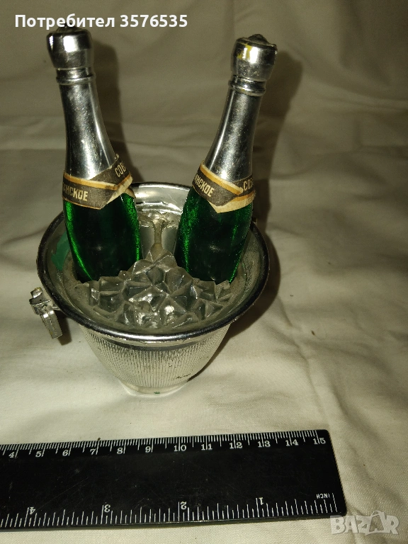 Продавам декоративна миниатюрна кофа за шампанско с две бутилки, снимка 1