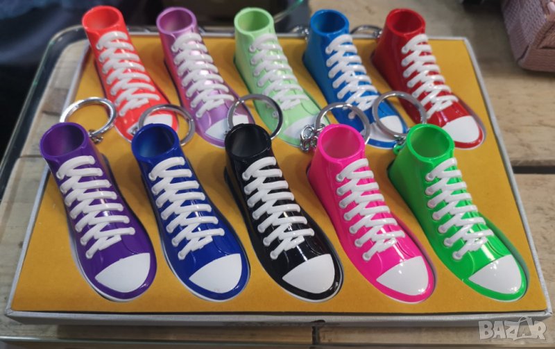 Запалка с формата на кецове , снимка 1