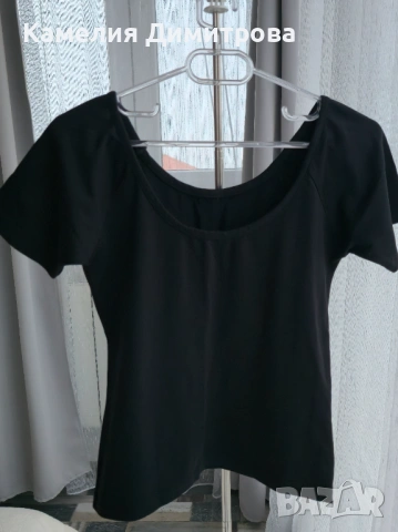 Черна къса блуза с къс ръкав и обло деколте