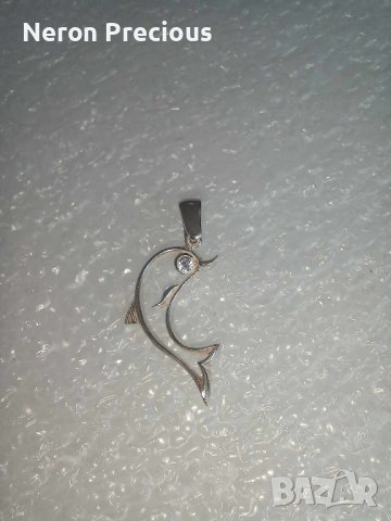 Сребърно делфинче с камъче