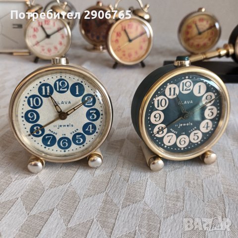 Часовник будилник Слава с крачета работещ, снимка 1 - Антикварни и старинни предмети - 44323647