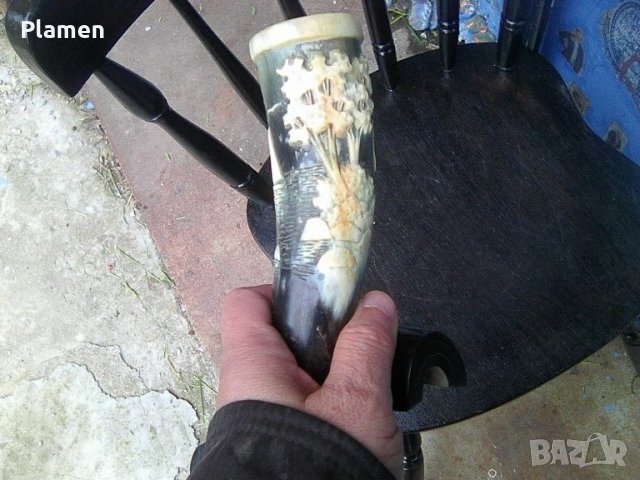 Стара ваза от кост с инкрустирано море чайки лодки и дървета