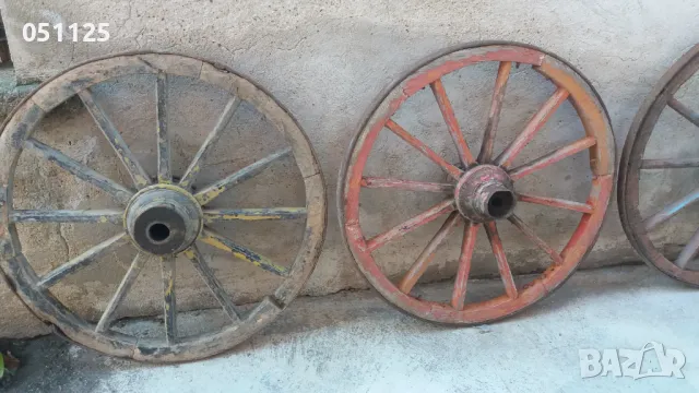 лот от две масивни колела от каруца, файтон