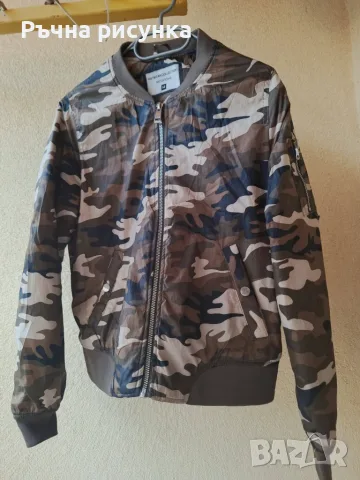 Олекотено дамско яке тип „бомбър“ (bomber jacket) в камуфлажен (военен) принт от италианската марка 