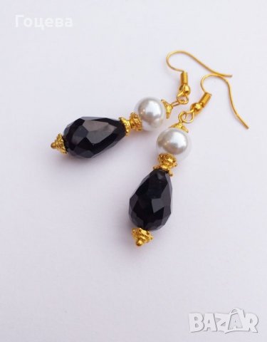 Прекрасните класически стилни обеци с тъмни капковидни кристали и бели перли с цвят злато, снимка 2 - Обеци - 30541569