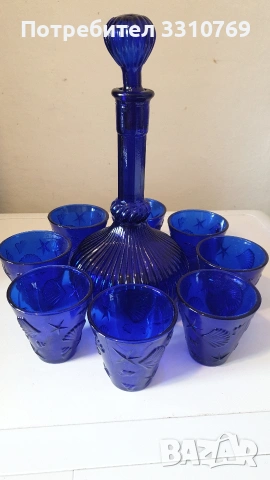 Красив стъклен сервиз за вино с кобалтово син цвят и релефна декорация. 