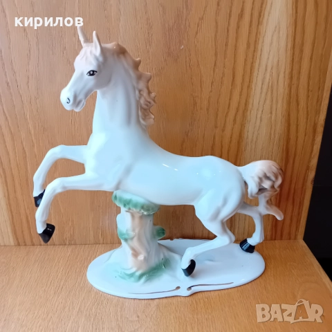 Стара румънска порцеланова фигура на конче