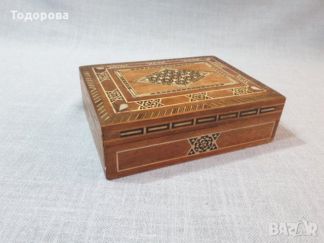 Кутия за бижута -интарзия от екзотична дървесина и седеф.