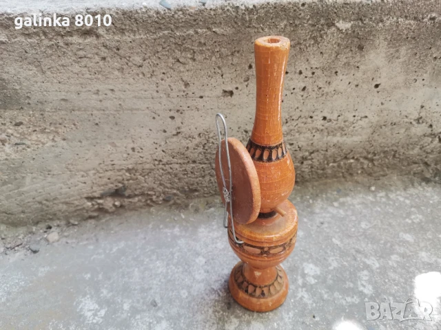 Стара дървена лампа