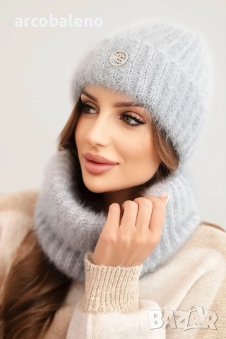 Дамски комплект шапка и зимен пухкав шал с декоративна емблема, 11цвята , снимка 11 - Шапки - 52422201