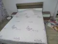 Спалня с две нощни шкафчета и матрак, холна маса, снимка 1