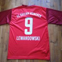 Байерн Мюнхен футболна фен тениска и №9 Левандовски размер М отлична, снимка 4 - Футбол - 44605698