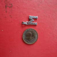 Сребърна висулка медальон с камъни 925  буква М, снимка 1 - Колиета, медальони, синджири - 44620367
