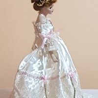 Порцеланова кукла със стойка , снимка 5 - Кукли - 44429381