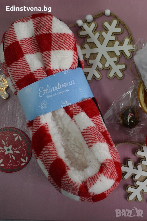 Пухкави пантофи на каре в червено и бяло | Перфектният Коледен подарък за жена , снимка 1