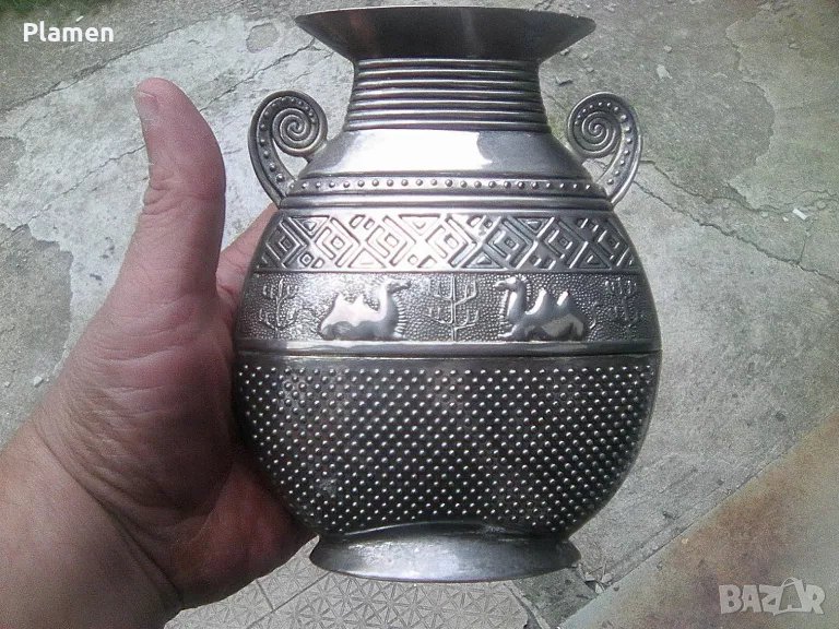 Арабска метална ваза с две двугърби камили, снимка 1