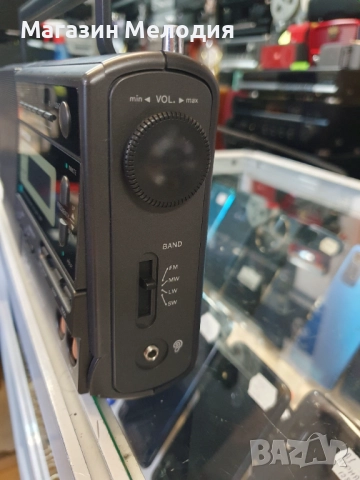 Радио UNIVERSUM TR 1020 В отлично техническо и визуално състояние., снимка 6 - Радиокасетофони, транзистори - 51793051