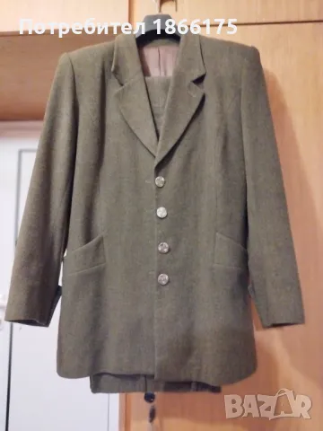 Дамски вълнен костюм с панталон 