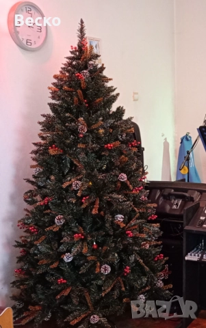 Продавам изкуствена елха с височина около 2 метра, снимка 3 - Декорация за дома - 52364444