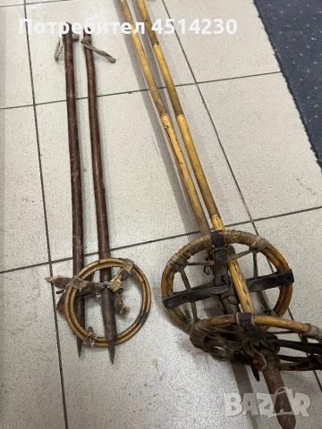 Старинни дървени щеки за ски с кожени каишки – комплект