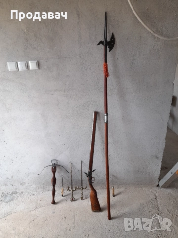 Колекция декоративни оръжия – пушка, арбалет, алебарда, мечове