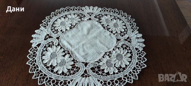 Кръгло бродирано каре.