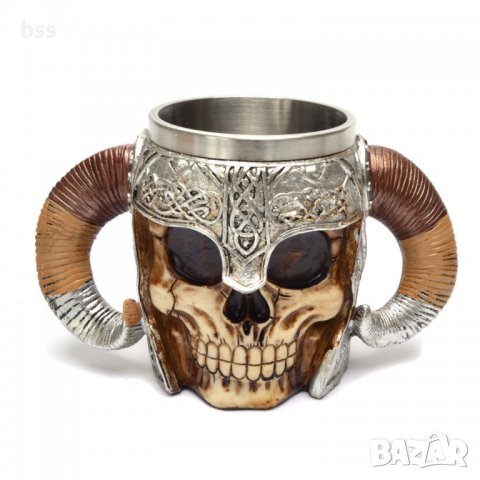 Код 95628 Стилна чаша от полирезин и метал с релефни декорации - череп с шлем и извити рога