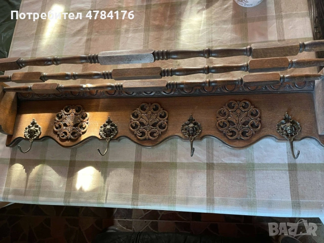 продавам старинна стенна закачалка с рафт масивен дъб 