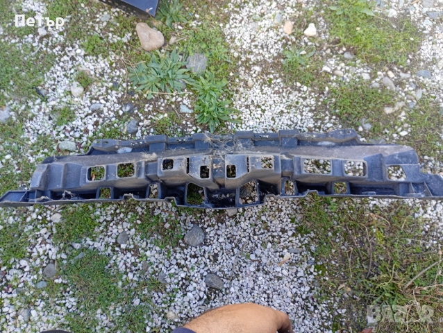 Основа за решетка в бронята тойота ярис 3 2017-2020г 53111-0DB10 , снимка 2 - Части - 52268471