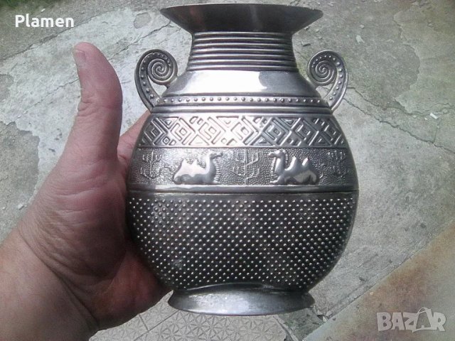 Арабска метална ваза с две двугърби камили, снимка 1