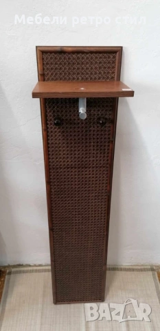 Стилна ретро стенна закачалка с рафт. Изработена от дърво с декоративен ратанов панел.  , снимка 2 - Закачалки - 53903581