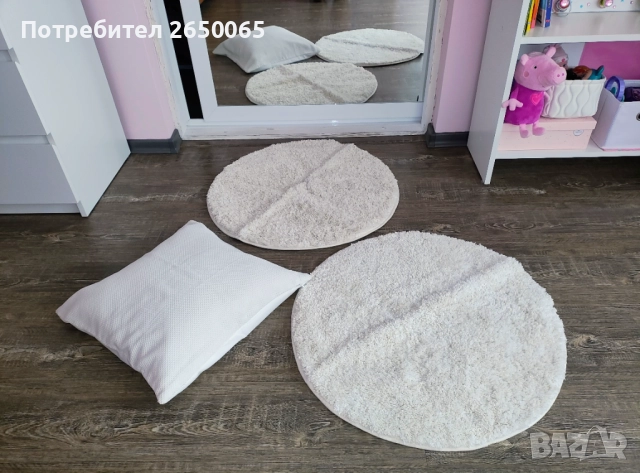 Комплект две бели килимчета с възглавничка!