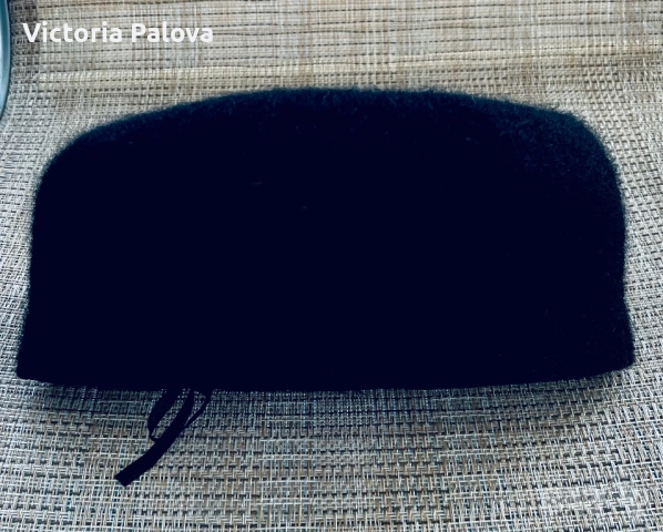 Ексклузивна дълбока вълнена шапка-таблетка – мек лукс, топлина и регулируем размер 