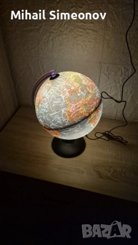 глобус със стойка и осветление.