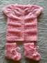 Бебешко ръчно плетено комплектче - елеченце и терлички, снимка 1