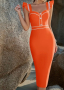 Стилна рокля в оранжево и бяло и харбали на рамената