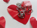 Колие сребърно сърце с кристали , снимка 1 - Колиета, медальони, синджири - 44789451