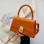 Дамска чанта в оранжево , снимка 1 - Чанти - 40124129