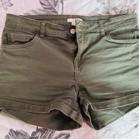 Зелени къси гащи H and M, снимка 1 - Къси панталони и бермуди - 37205018