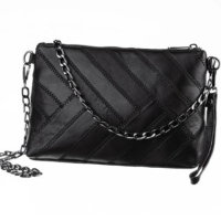 Модерна дамска чанта от ест. к. в елегантен дизайн с метлна дръжка за рамо тип синдцир 32/20см, снимка 3 - Чанти - 44744820